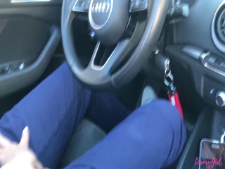 Молодая девушка сосет большой хуй и трахается с парнем на заднем сидении авто - порно